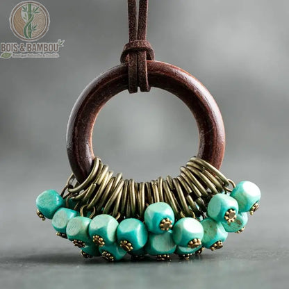 collier sautoir bois vintage pendentif anneau perles cubes bleu turquoise anneaux bronze fond gris