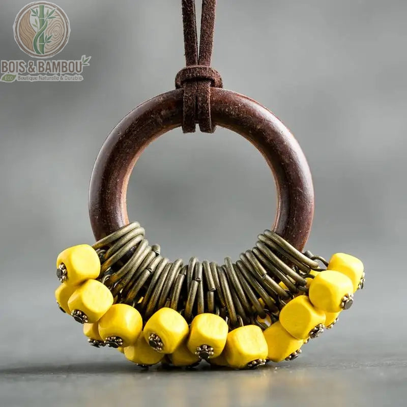 collier sautoir bois vintage pendentif anneau perles cubes jaune vif anneaux bronze fond gris