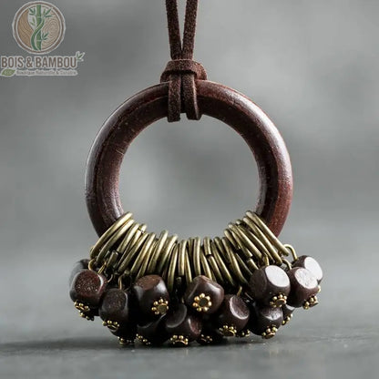 collier sautoir bois vintage pendentif anneau brun perles cubes marron foncé anneaux bronze fond gris