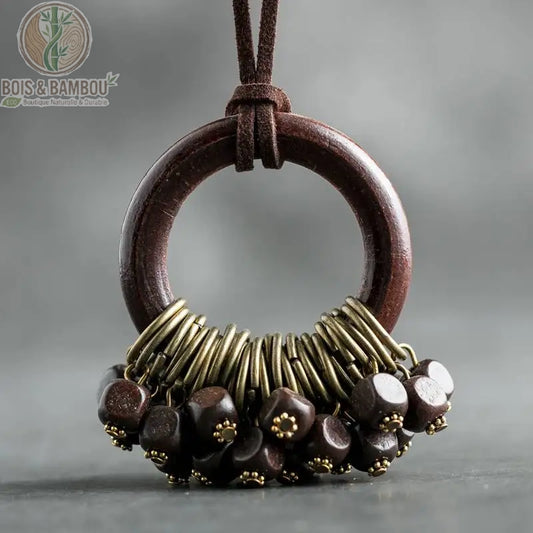 collier sautoir bois vintage pendentif anneau brun perles cubes marron foncé anneaux bronze fond gris