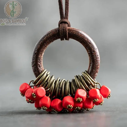 collier sautoir bois vintage pendentif anneau perles cubes rouge vif anneaux bronze fond gris