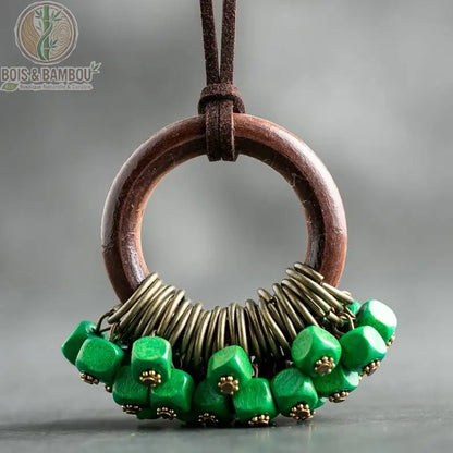 collier sautoir bois vintage pendentif anneau perles cubes vert vif anneaux bronze fond gris