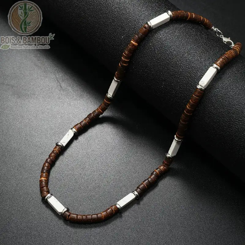 collier modèle 10 rondelles bois brun perles tubes argentées intercalées fermoir mousqueton fond noir