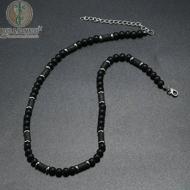 collier modèle 3 tout noir perles rondes tubes bois mat anneaux argent fermoir extension fond gris