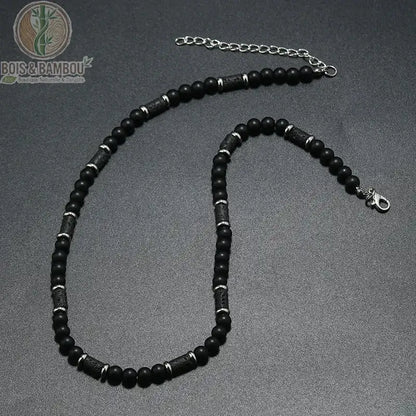 collier modèle 3 tout noir perles rondes tubes bois mat anneaux argent fermoir extension fond gris