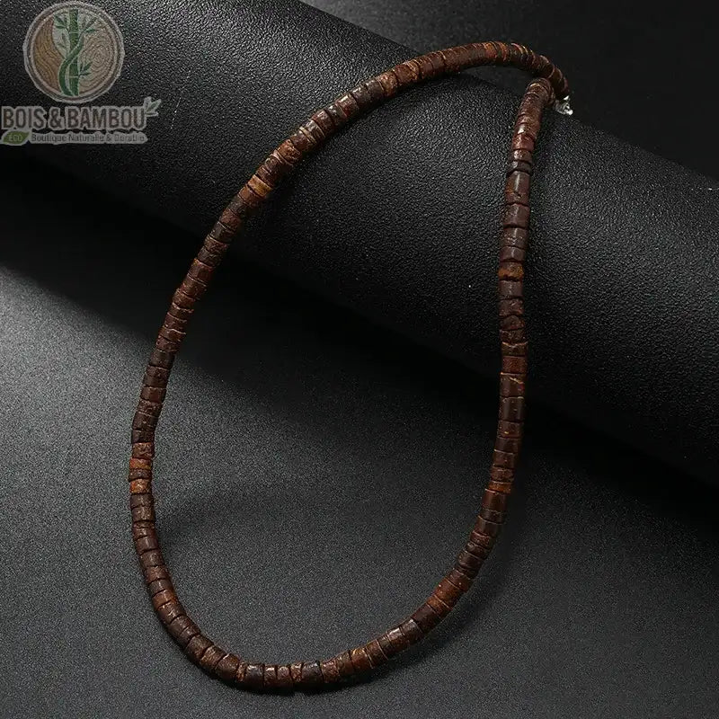 collier modèle 6 rondelles bois brun uniforme sans pierre ras du cou fond noir