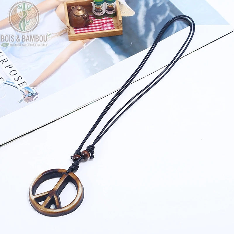 collier symbole de la paix en bois ethnique fait main sur cordon noir fond blanc