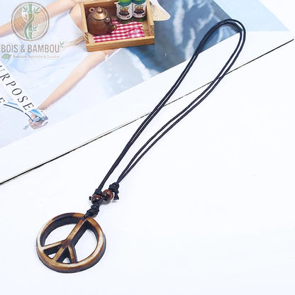 collier symbole de la paix en bois ethnique fait main sur cordon noir fond blanc