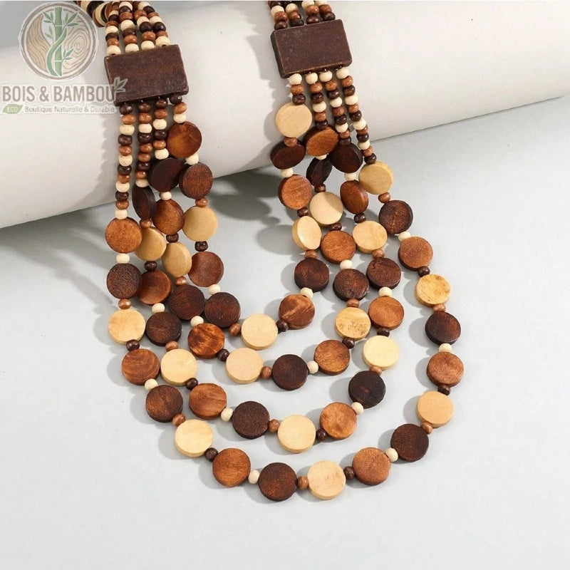 collier plastron 4 rangs perles bois disques brun naturel beige marron gros plan attaches rectangulaires bois foncé