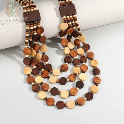 collier plastron 4 rangs perles bois disques brun naturel beige marron gros plan attaches rectangulaires bois foncé