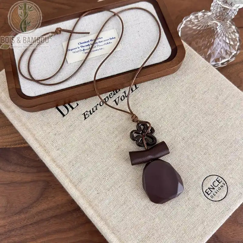 collier long bois sculpté modèle 1 pendentif goutte aplatie brun-bordeaux nœud décoratif fleur cordon brun