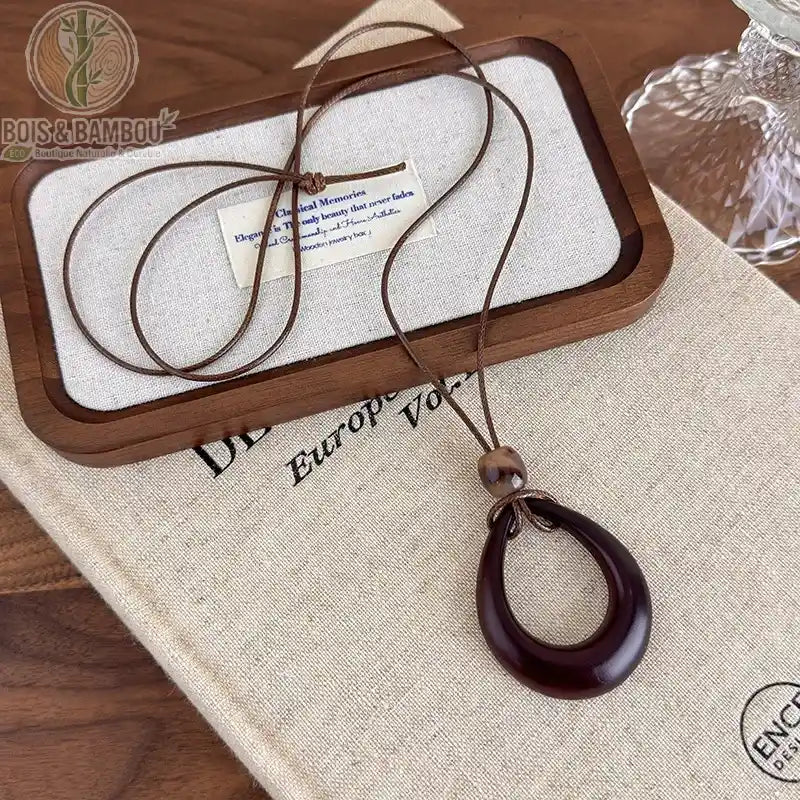 collier long bois sculpté modèle 3 pendentif anneau ovale ajouré brun-bordeaux cordon brun réglable