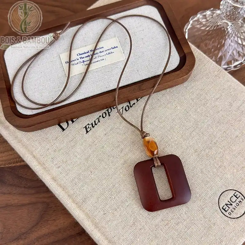 collier long bois sculpté modèle 4 pendentif carré arrondi évidé brun-rouge perle ambre cordon brun