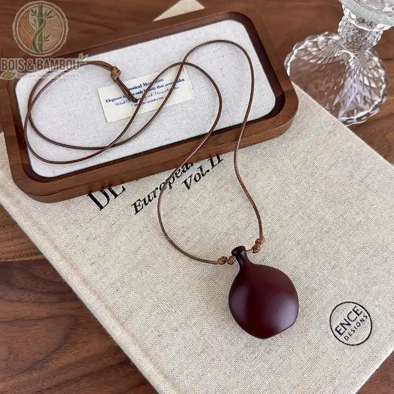 collier long bois sculpté modèle 6 pendentif vase arrondi brun-bordeaux mat cordon brun fin réglable