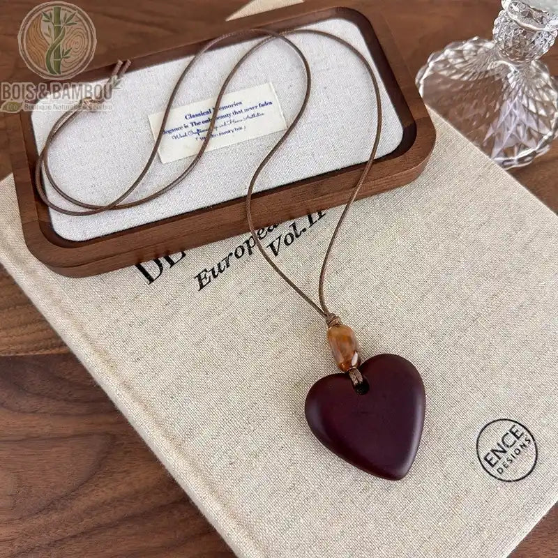 collier long bois sculpté modèle 7 pendentif cœur plein brun-bordeaux perle ambre cordon brun réglable