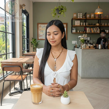 chapelet en bois naturel perles rondes porté en collier long par une femme ambiance café