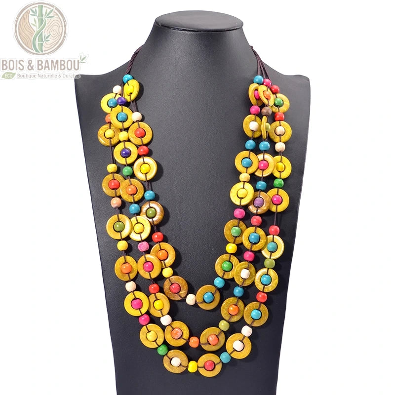 Collier multicouche perles bois naturel jaune ocre 3 rangs sur mannequin