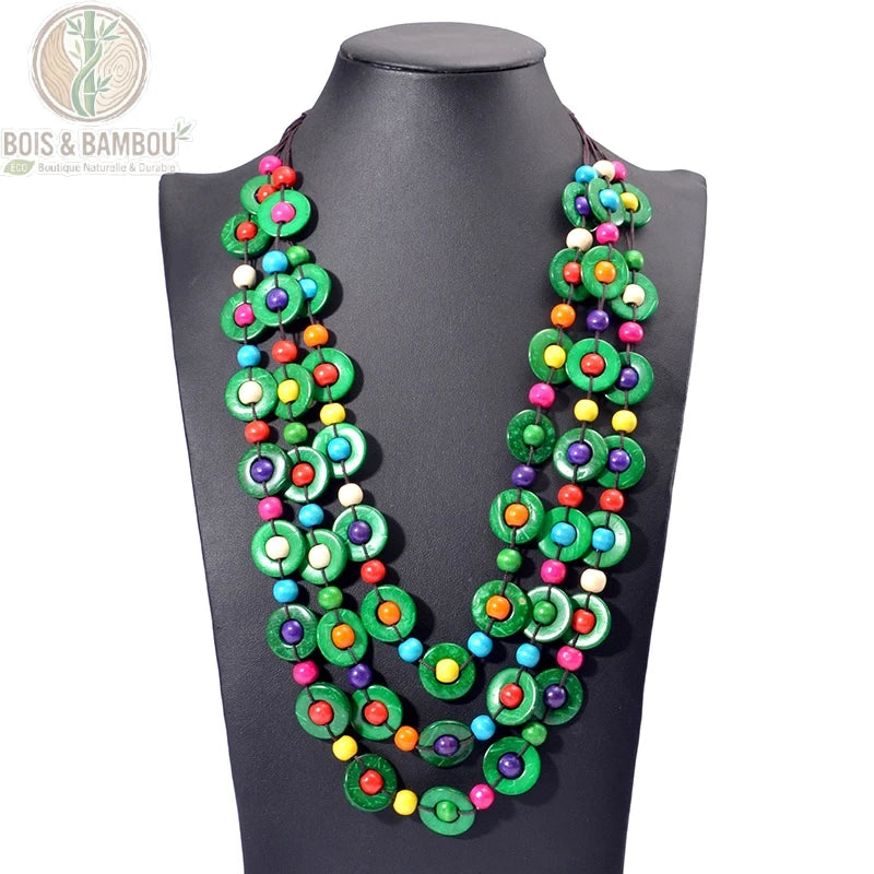 Collier perles bois vert perles multicolores multicouche 3 rangs sur mannequin