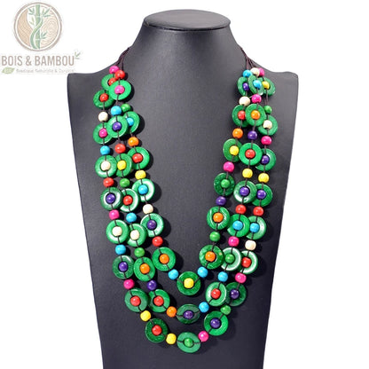 Collier perles bois vert perles multicolores multicouche 3 rangs sur mannequin