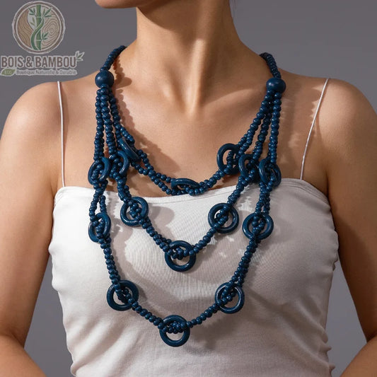 Collier multicouches bois perles et anneaux ronds 3 rangs bleu pétrole porté