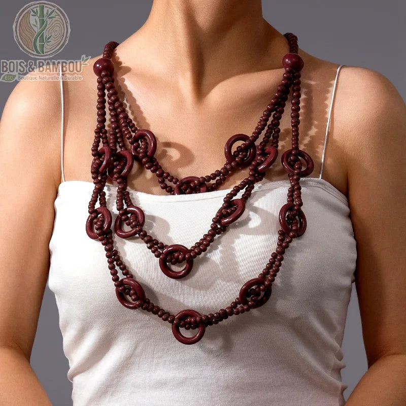 Collier multicouches bois perles et anneaux 3 rangs bordeaux porté