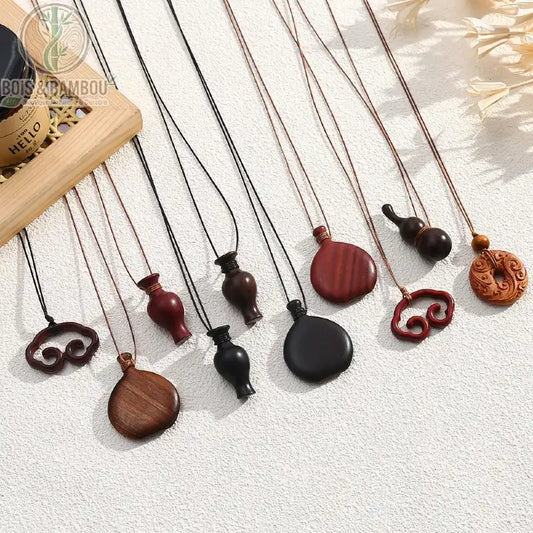 Vue ensemble 10 pendentifs bois sculptés formes originales collier sautoir bohème