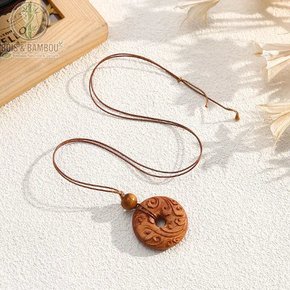 Collier pendentif bois sculpté donut motifs floraux marron clair cordon brun