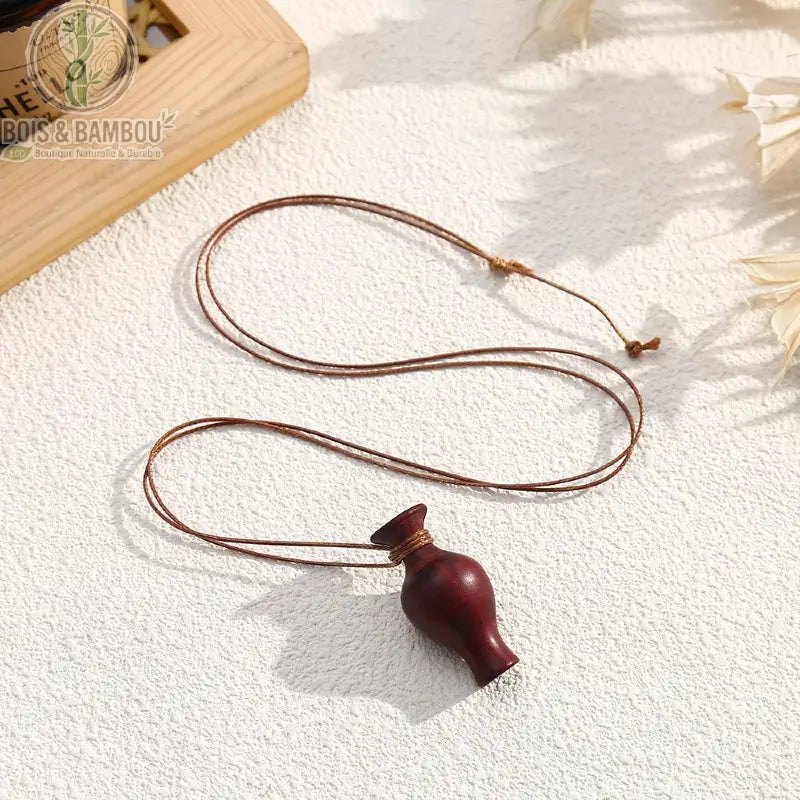 Collier pendentif bois sculpté vase allongé bordeaux cordon brun ajustable