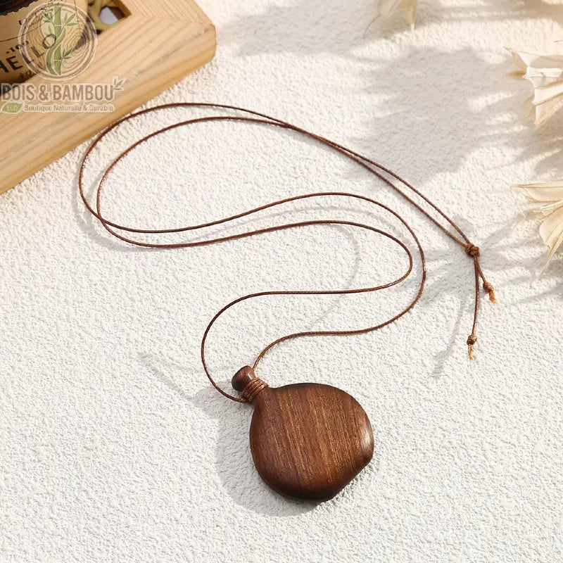 Collier pendentif bois sculpté galet ovale marron naturel cordon brun