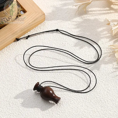 Collier pendentif bois sculpté amphore marron foncé cordon noir