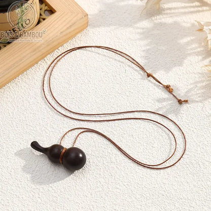 Collier pendentif bois sculpté calebasse noire ébène cordon brun ajustable