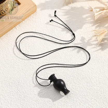 Collier pendentif bois sculpté vase arrondi noir mat cordon noir