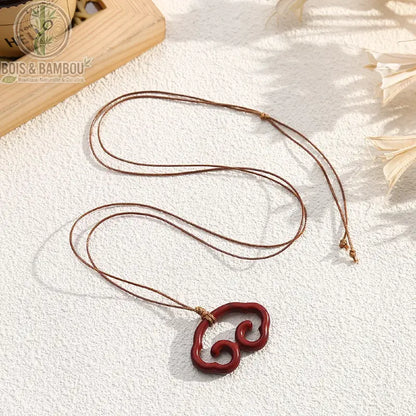 Collier pendentif bois sculpté nuage spirale bordeaux variante cordon brun
