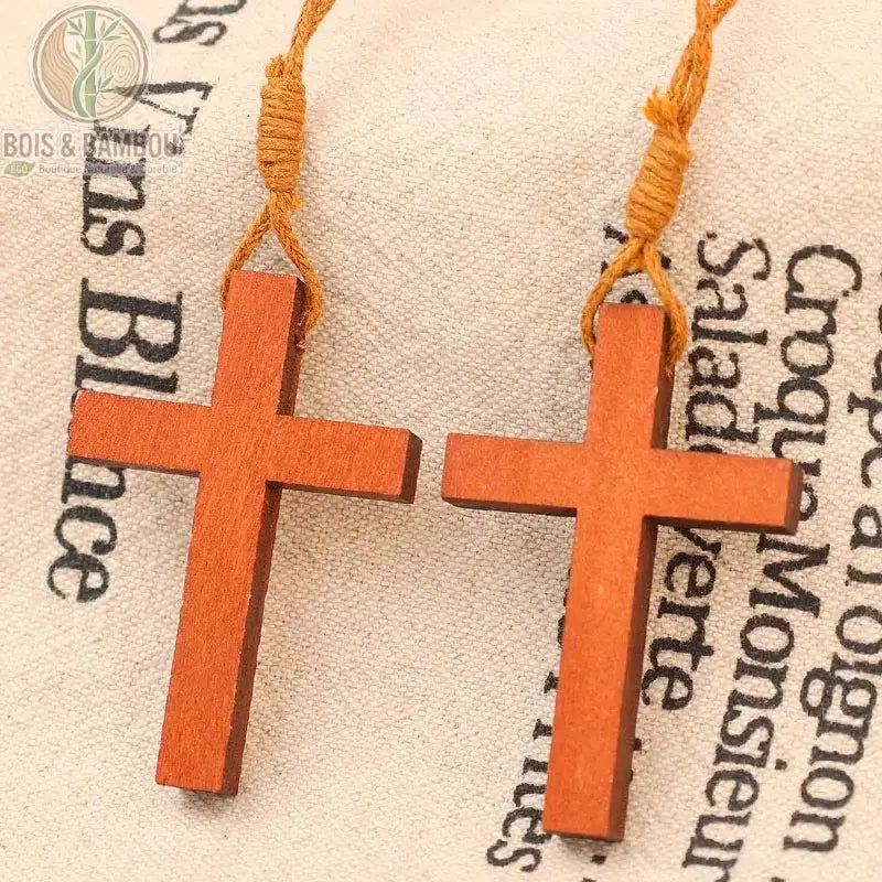 Deux pendentifs croix bois naturel acajou sur cordon vue de dessus