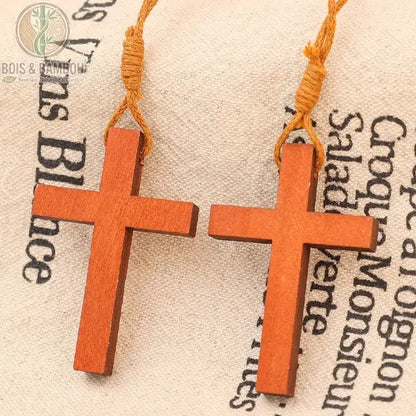 Deux pendentifs croix bois naturel acajou sur cordon vue de dessus