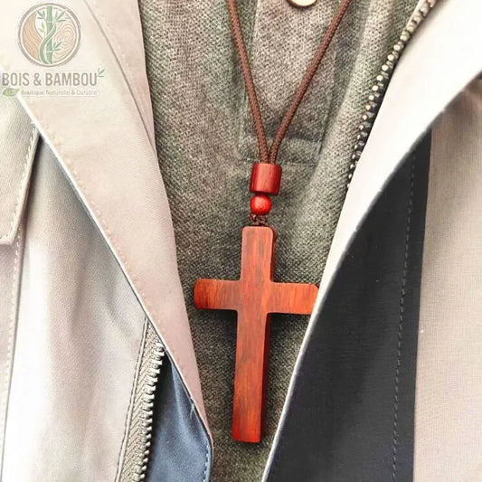 Pendentif croix bois naturel porté en collier long sur cordon marron