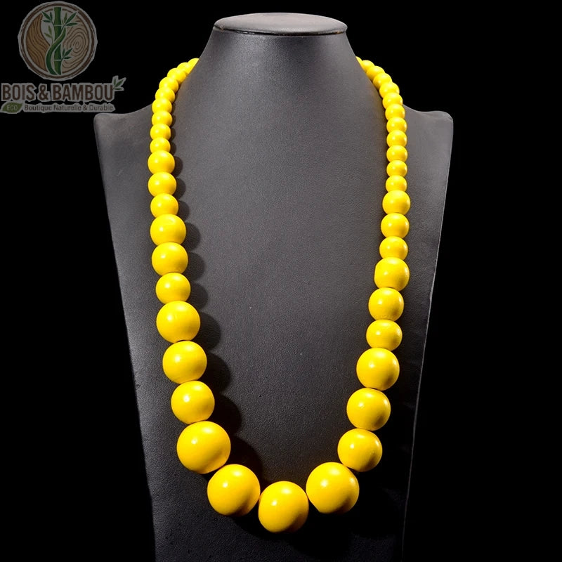 collier plastron grosses perles bois rondes coloris jaune vif sur buste fond sombre
