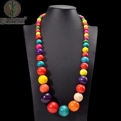 collier plastron grosses perles bois rondes multicolore rouge jaune vert violet sur buste