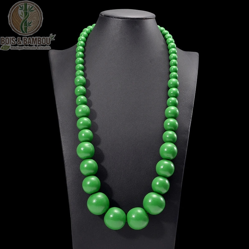 collier plastron grosses perles bois rondes coloris vert vif sur buste fond sombre