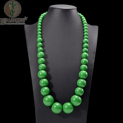 collier plastron grosses perles bois rondes coloris vert vif sur buste fond sombre