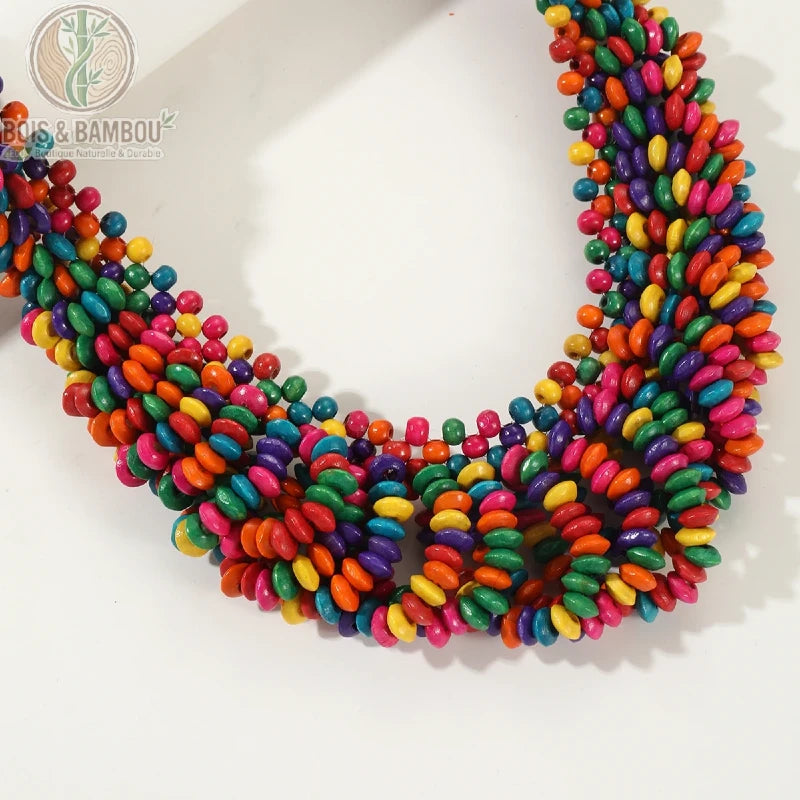 collier plastron perles bois lentilles tressées gros plan multicolore rouge orange jaune vert bleu violet