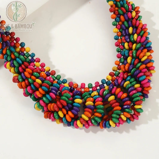 collier plastron perles bois lentilles tressées gros plan multicolore rouge orange jaune vert bleu violet