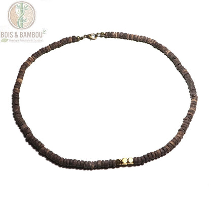 collier ras du cou bois wengé brun foncé avec 3 perles dorées au centre sur fond blanc