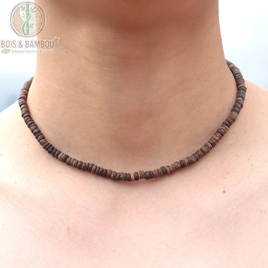 collier ras du cou bois wengé brun foncé perles disques porté sur cou homme