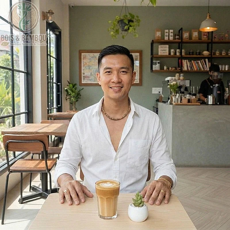 collier ras du cou bois wengé homme perles disques porté sur cou dans café