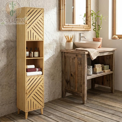 Colonne de Salle de Bain en Bambou situation. Une colonne de rangement élégante en bambou avec portes ajourées, installée dans une salle de bain zen à côté d'un meuble vasque en bois rustique.