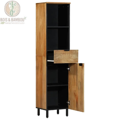 Colonne de Salle de Bain en Manguier ouverte. Colonne haute en bois avec étagères noires apparentes, un tiroir sculpté entrouvert et une porte basse ouverte sur des rangements.