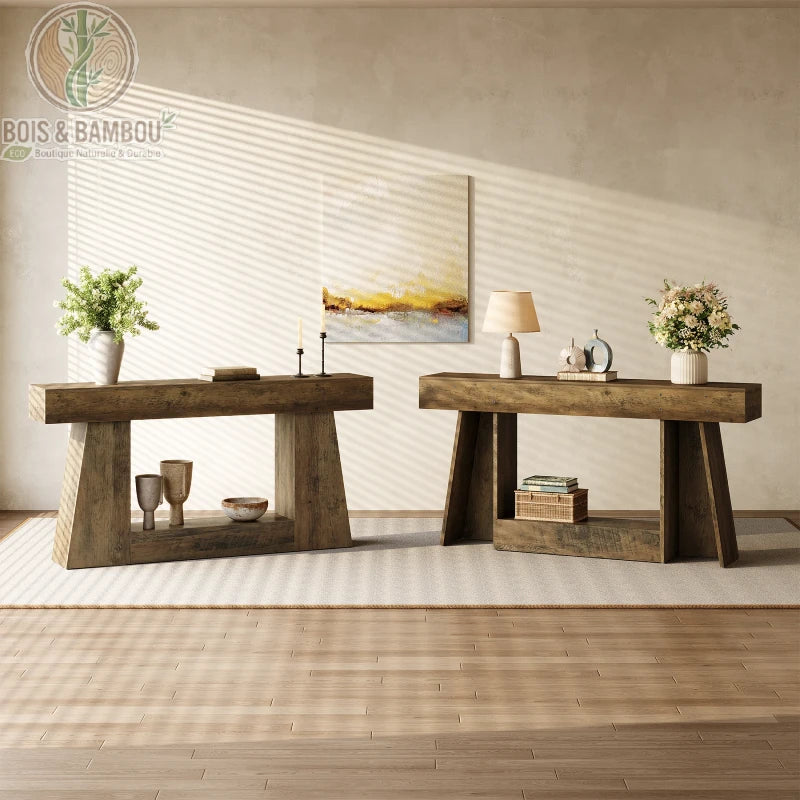 Console allongee style farmhouse 160 cm situation 1. Deux consoles robustes en bois massif au design rustique et épuré, décorées de vases, lampes et fleurs dans un salon lumineux à l'esprit farmhouse.