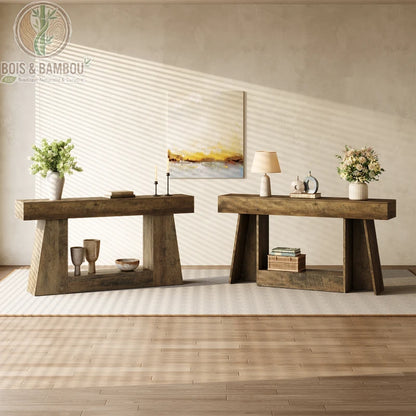 Console allongee style farmhouse 160 cm situation 1. Deux consoles robustes en bois massif au design rustique et épuré, décorées de vases, lampes et fleurs dans un salon lumineux à l'esprit farmhouse.