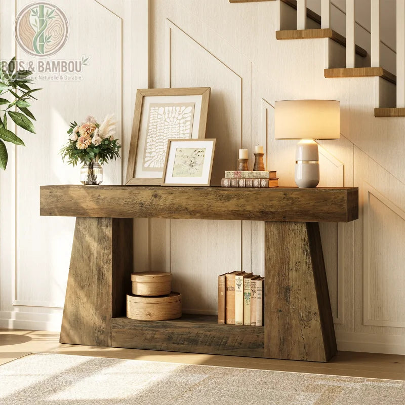 Console allongee style farmhouse 160 cm situation 3. Console d'entrée en bois massif rustique avec plateau épais et étagère basse, décorée de cadres, fleurs et lampe sous un escalier moderne.